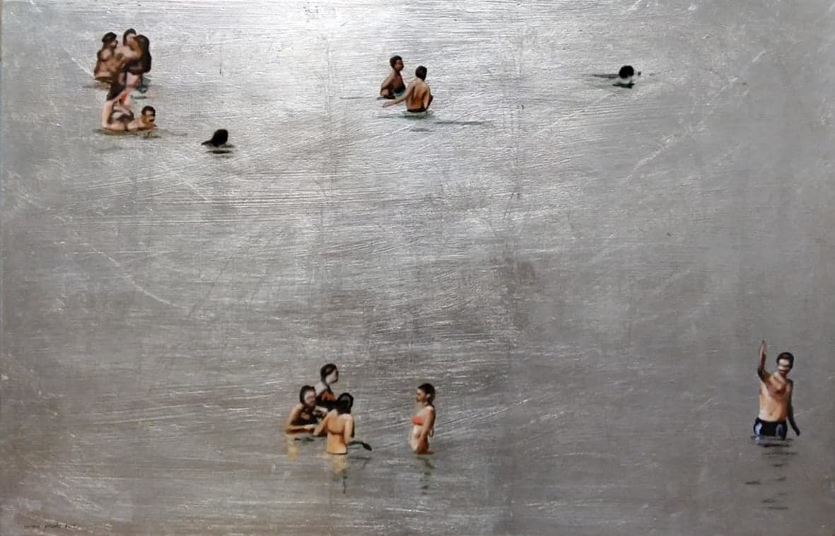 Grupo de bañistas con perro